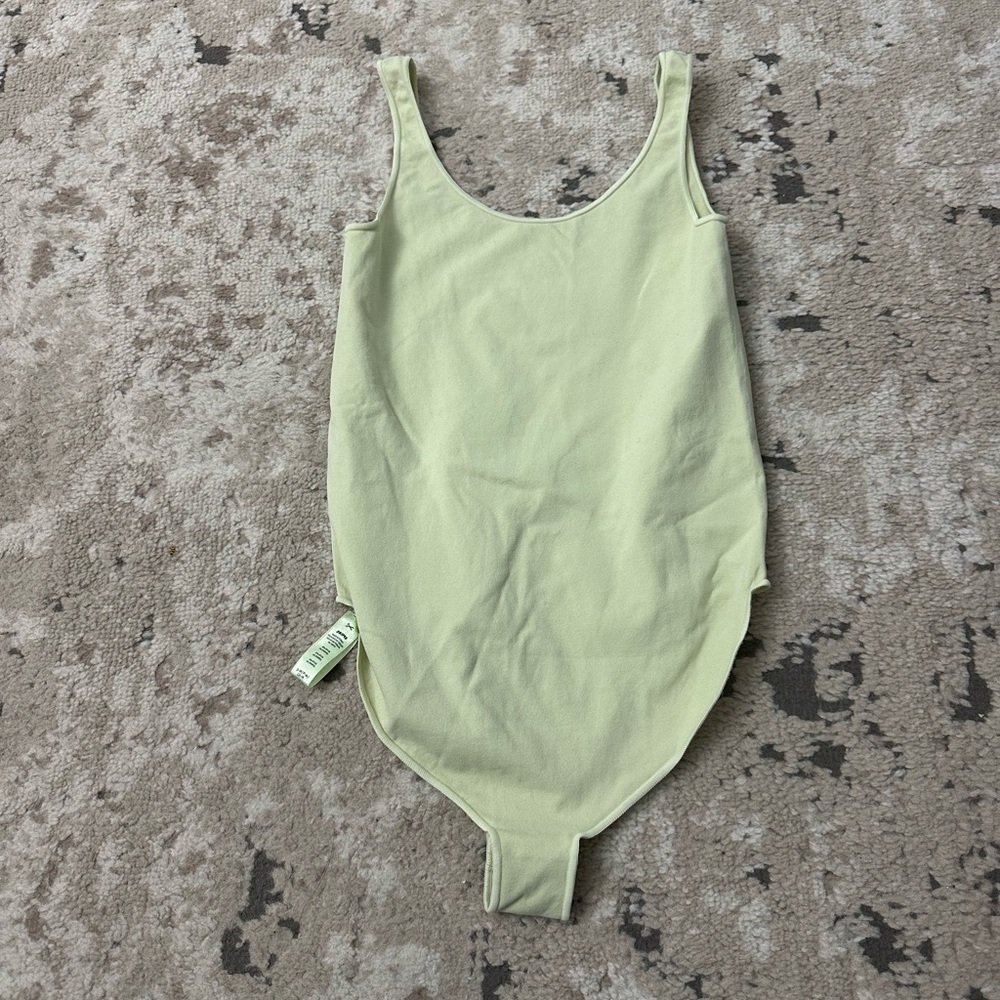 Skims Essential Scoop Neck Bodysuit Size Small in Spearmint Agave - Picture 1 of 3